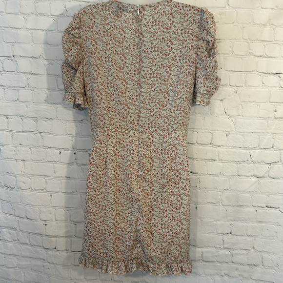 SBetro flattering ruched dress with low V - Picture 5 of 8